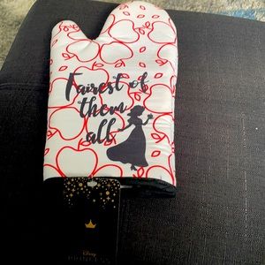 🔖 Disney Snow White Oven Glove